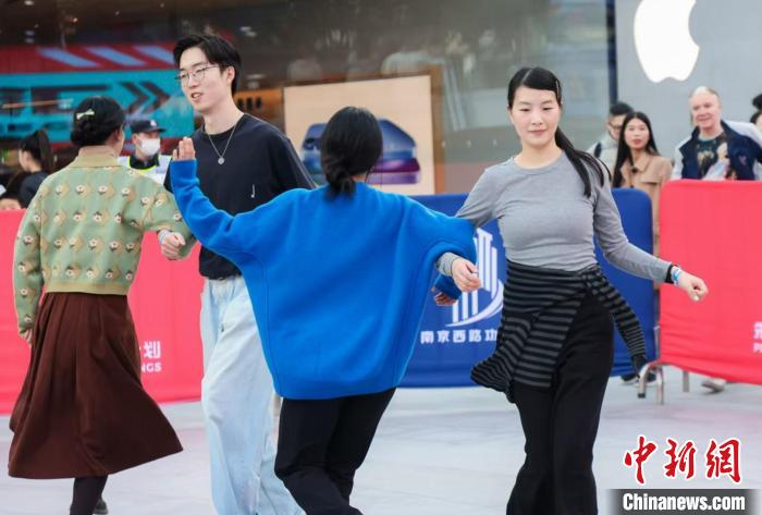 南京西路商圈“舞力嘉年华”与企业运动联赛点