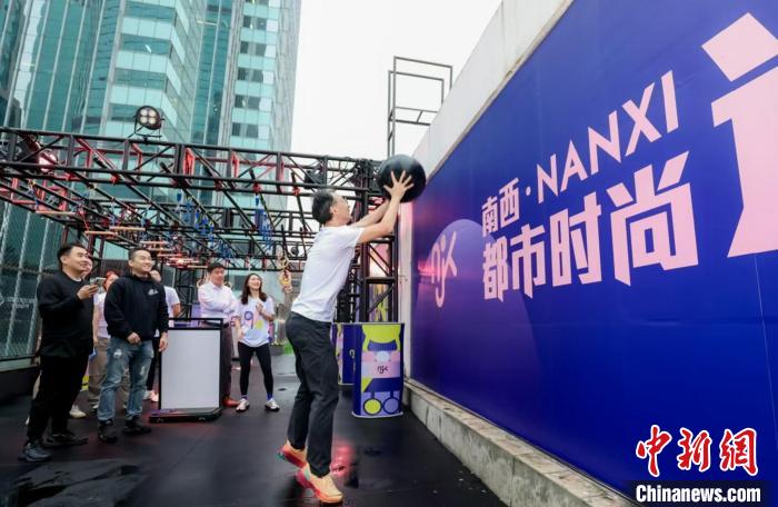 南京西路商圈“舞力嘉年华”与企业运动联赛点