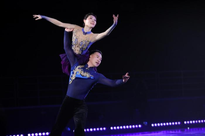 致敬花滑追梦人：张丹张昊再度携手亮相踏冰逐