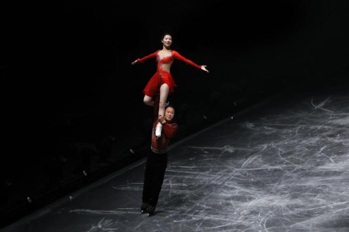 致敬花滑追梦人：张丹张昊再度携手亮相踏冰逐