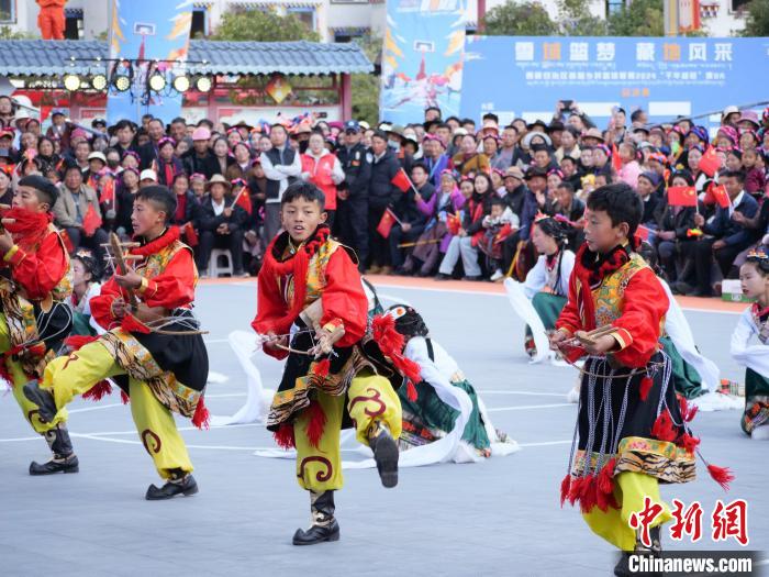 西藏首届乡村篮球联赛“康BA”开幕 12支队伍角逐