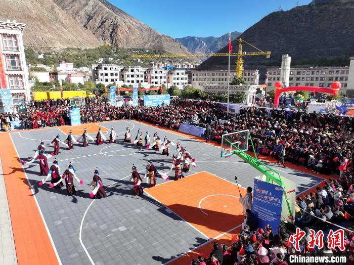 西藏首届乡村篮球联赛“康BA”开幕 12支队伍角逐