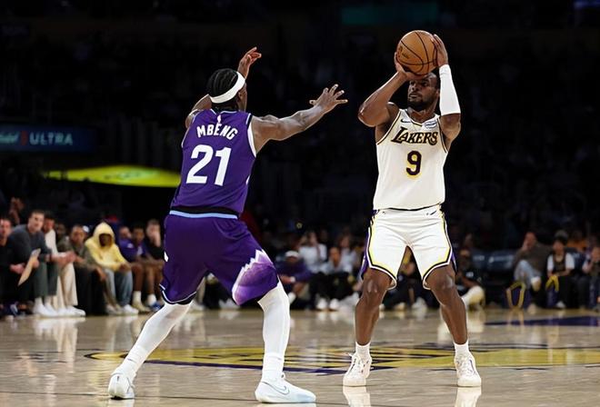 湖人轻取爵士迎三连胜 布朗尼11分助球队大胜