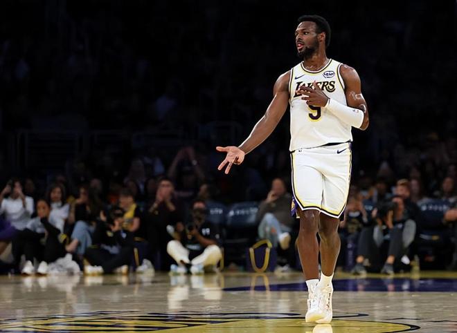 湖人轻取爵士迎三连胜 布朗尼11分助球队大胜