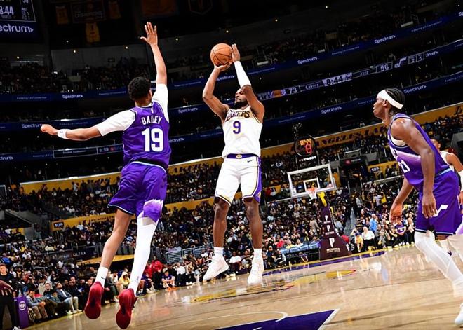 湖人轻取爵士迎三连胜 布朗尼11分助球队大胜