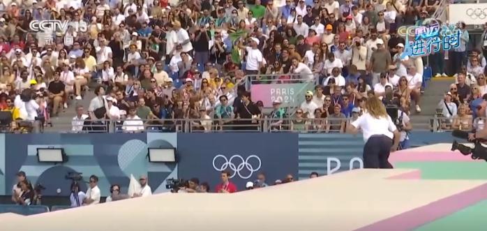 青春正当时：中国奥运小将巴黎滑板赛场奋力拼